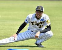 　笑顔を見せる才木（撮影・中田匡峻）