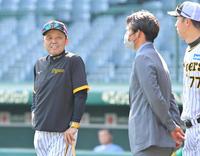 　鳥谷敬氏（右から２人目）と談笑する岡田監督（左）＝撮影・立川洋一郎
