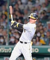 　４回、左中間へ適時二塁打を放つ佐藤輝（撮影・立川洋一郎）