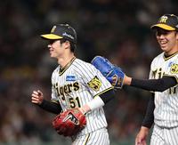 　５回、好守を連発した中野（左）は青柳に声を掛られ笑顔を見せる（撮影・山口登）