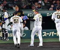 　５回を投げ終え、中野（左）とタッチを交わす青柳（撮影・中田匡峻）