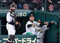 　４回、リクエストを出す岡田監督（右）。左は梅野（撮影・中田匡峻）