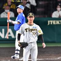 　９回、村松（後方）を空振り三振に仕留めた及川（撮影・中田匡峻）