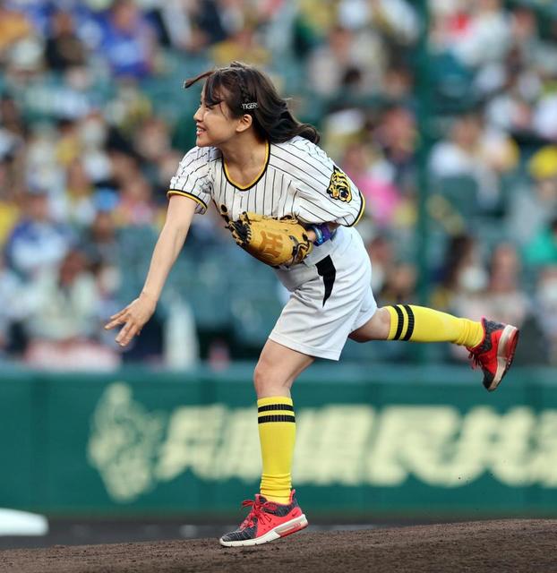 河野万里奈の剛速球始球式に甲子園どよめき　見事なストライク投球にネットも騒然「凄かった」