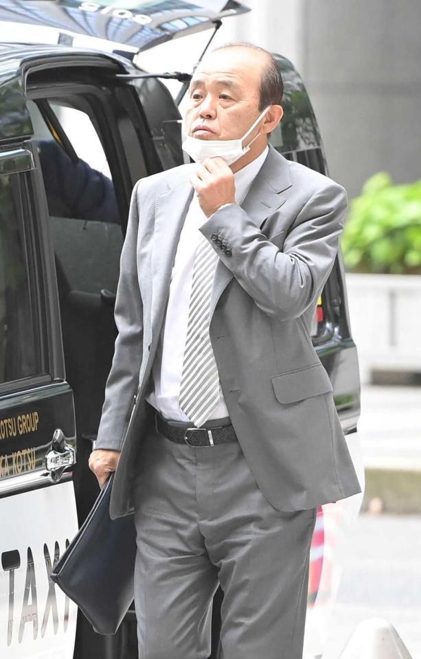 　帰阪する岡田監督