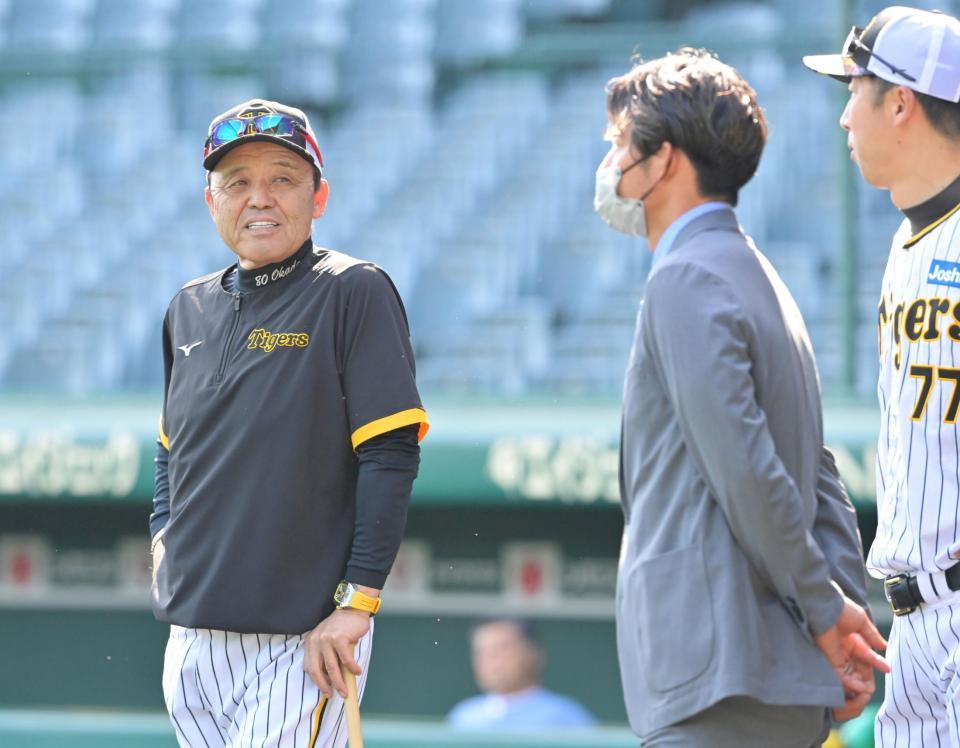 　鳥谷敬氏（右から２人目）と談笑する岡田監督（左）＝撮影・立川洋一郎