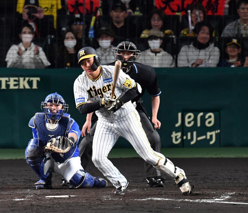 　４回、中前打を放つ大山（撮影・中田匡峻）