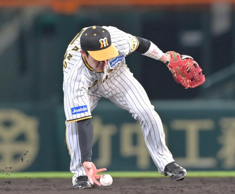 　５回、大島の打球を素手でつかみにいく二塁手・中野（撮影・立川洋一郎）