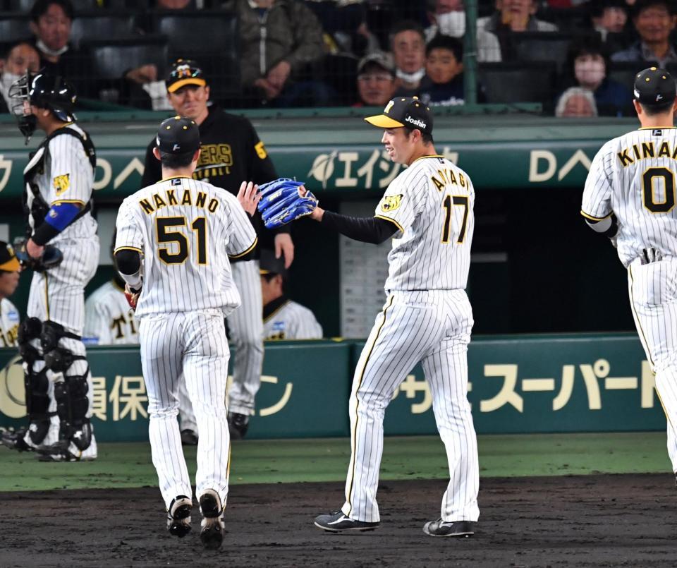 　５回を投げ終え、中野（左）とタッチを交わす青柳（撮影・中田匡峻）