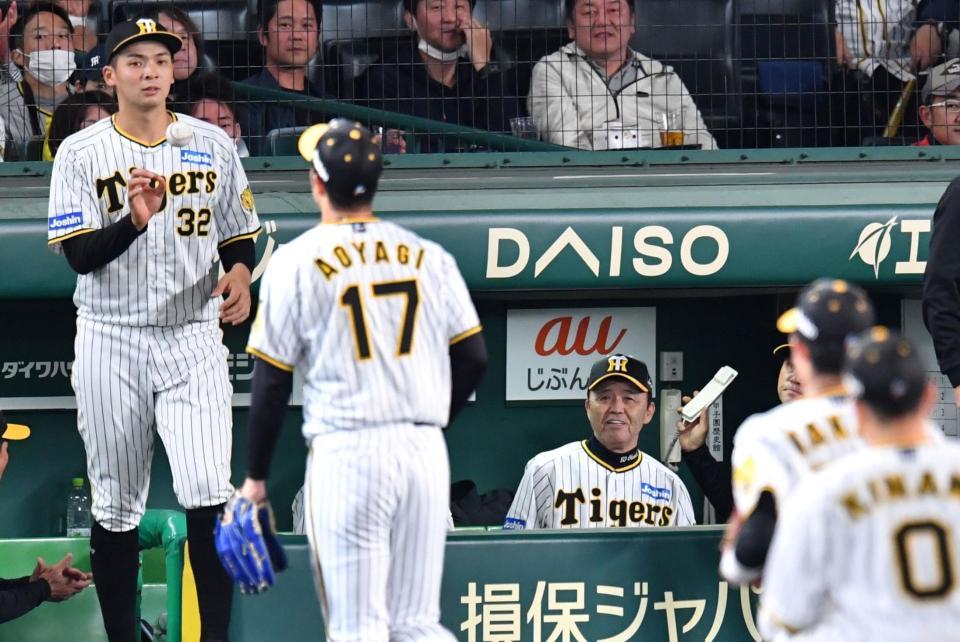 　６回、ピンチを脱した青柳（１７）を見て、ベンチで安堵（あんど）の表情を見せる岡田監督（撮影・中田匡峻）