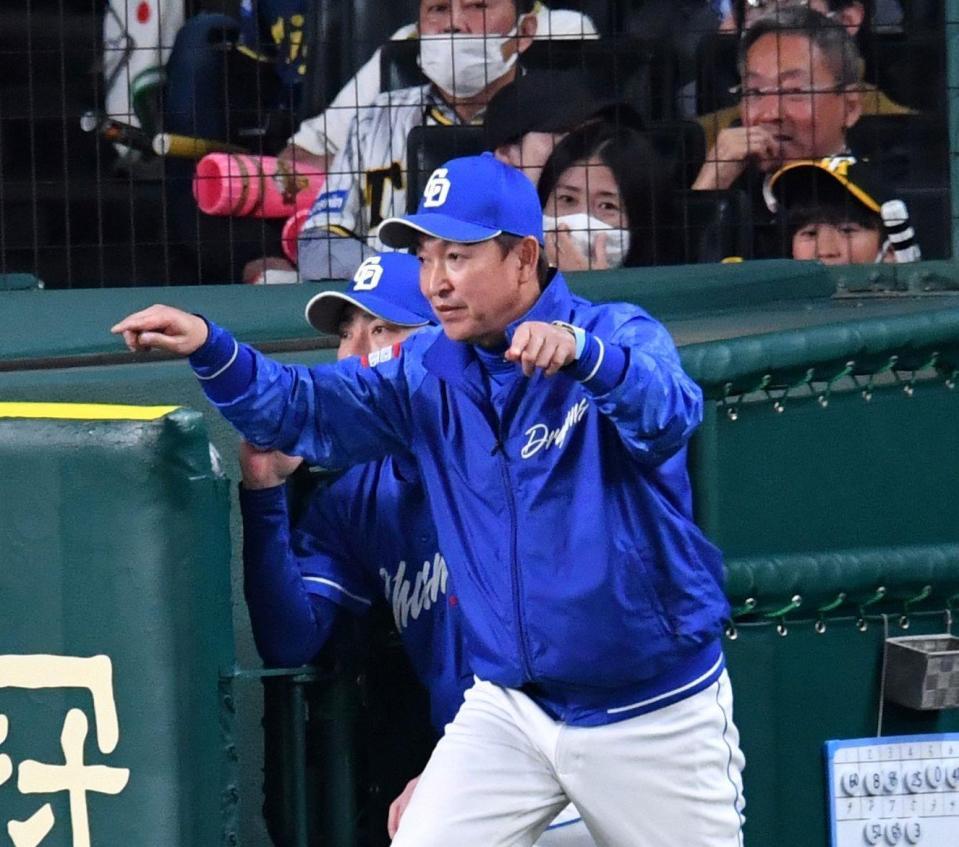 　６回、リクエストを出す立浪監督（撮影・中田匡峻）