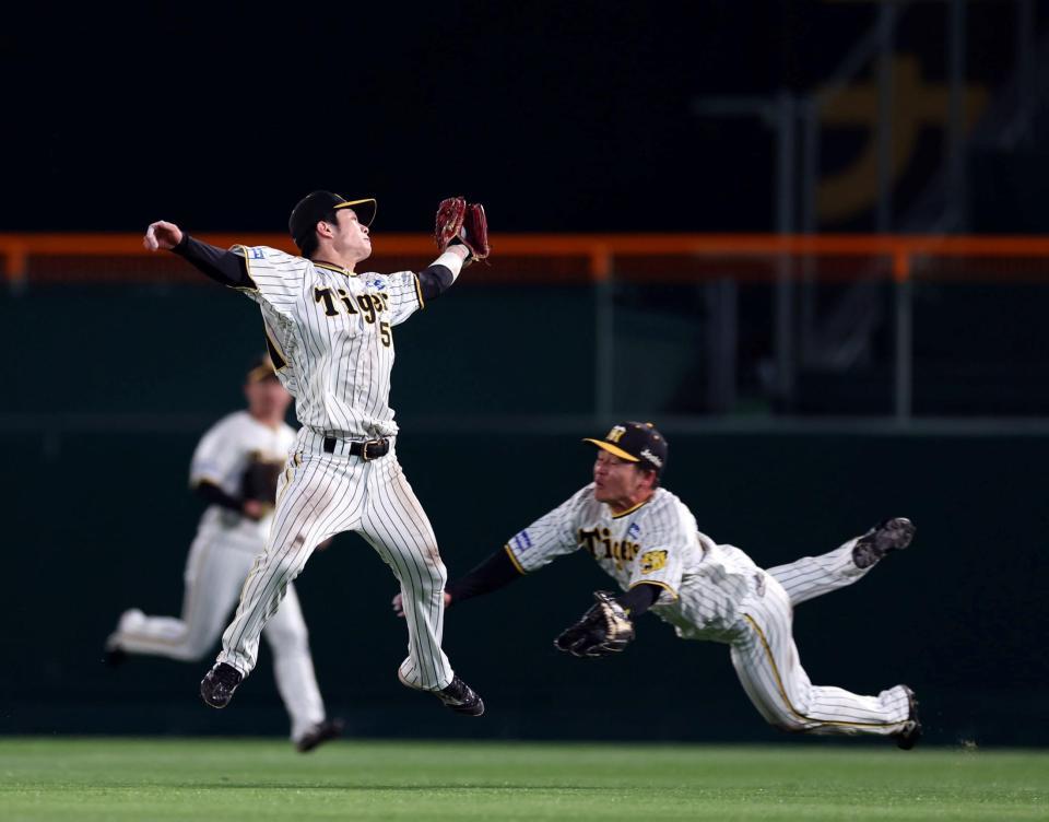 　７回、アルモンテの飛球を好捕する中野（右は小野寺）＝撮影・山口登