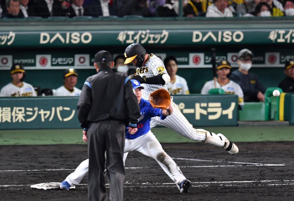 　６回、併殺打に倒れた大山（撮影・中田匡峻）