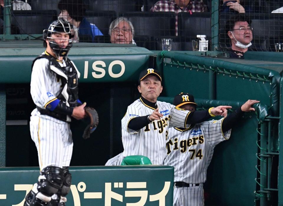 　４回、リクエストを出す岡田監督（右）。左は梅野（撮影・中田匡峻）