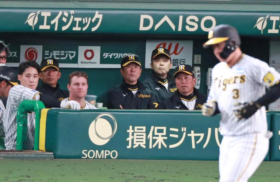 　９回、空振り三振に倒れた大山（右）を見守る岡田監督（奥）ら阪神ナイン