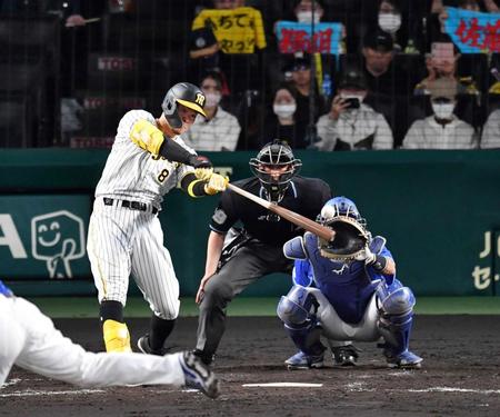 　４回、適時二塁打を放つ佐藤輝（撮影・中田匡峻）