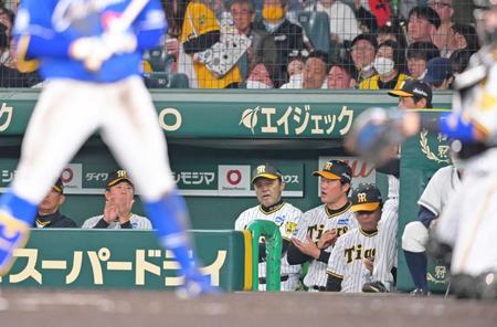 　４回、判定に不服そうな表情を見せる岡田監督（中央）＝撮影・立川洋一郎