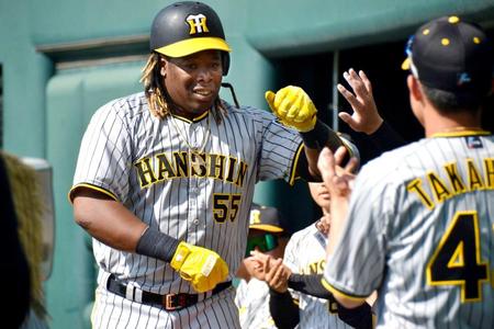 　８回、ウエスタン１号ソロを放ち、ナインとタッチを交わすミエセス