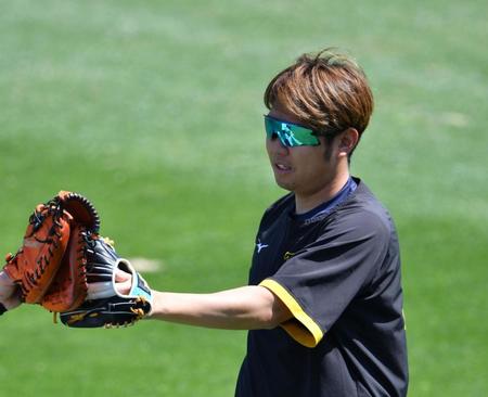 　キャッチボールを終え、タッチを交わす西勇（撮影・中田匡峻）