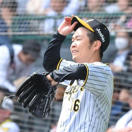 　２回、中日打線に打ち込まれ、汗をぬぐう西勇（撮影・高部洋祐）