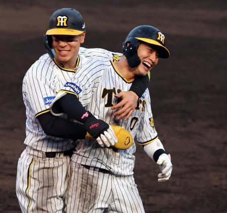 　９回、木浪はサヨナラ打を放ち佐藤輝に祝福される（撮影・山口登） 