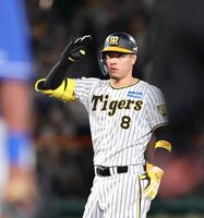 　９回、二塁打を放ちポーズを決める