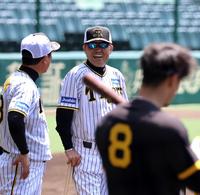 　笑顔を見せ練習を見守る岡田監督（中央）＝撮影・山口登