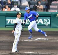 　２回、木下（右）にレフトへ先制の２点適時二塁打を浴びる西勇（撮影・中田匡峻）