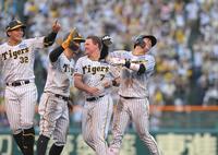 　９回、サヨナラ打を放ち、ナインに祝福される木浪（右）＝甲子園（撮影・北村雅宏）