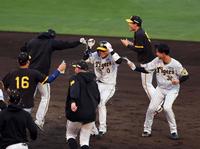 　９回、木浪はサヨナラ打を放ちナインの手荒い祝福を受ける（撮影・山口登）