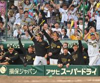 　９回、土壇場の同点劇に歓喜の（前列左から）ビーズリー、石井、富田ら（撮影・高部洋祐）