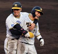 　９回、木浪はサヨナラ打を放ち佐藤輝に祝福される（撮影・山口登） 