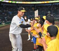 　ファンクラブの子どもたちとハイタッチを交わす木浪（左）＝撮影・北村雅宏