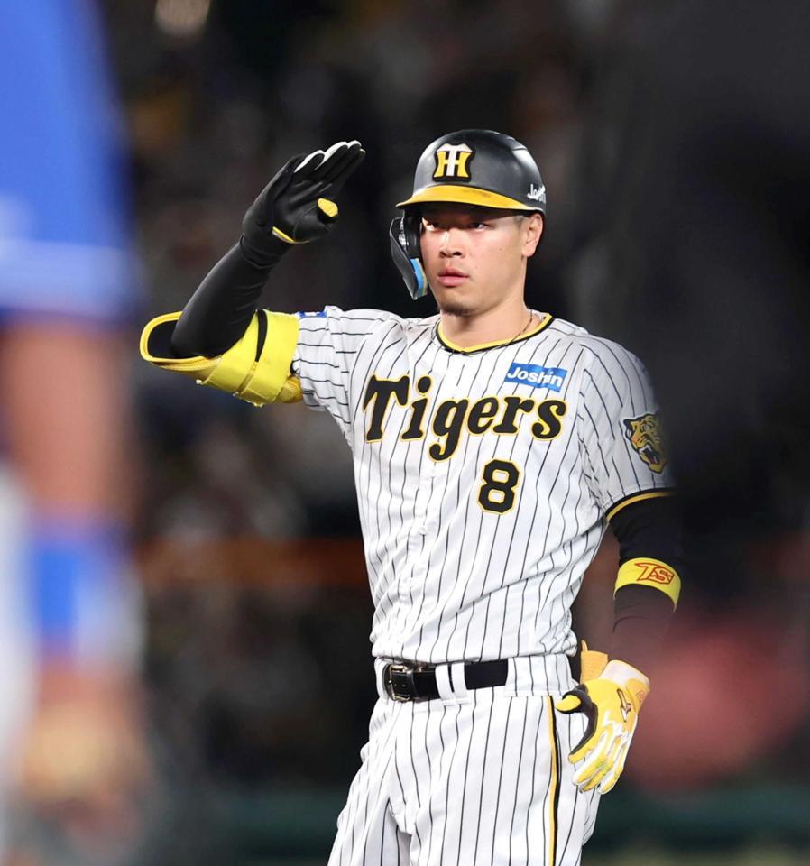 　９回、二塁打を放ちポーズを決める