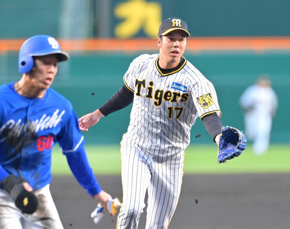 　１回、石川昂の打球を処理して本塁にグラブトスする青柳（撮影・立川洋一郎）