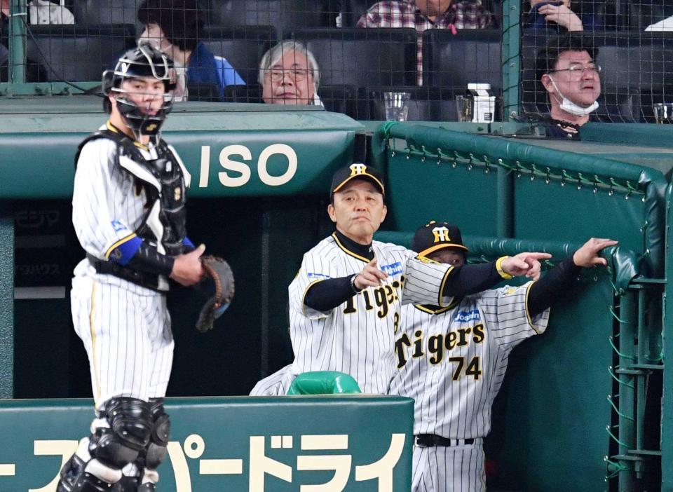 　４回、リクエストする岡田監督（撮影・中田匡峻）