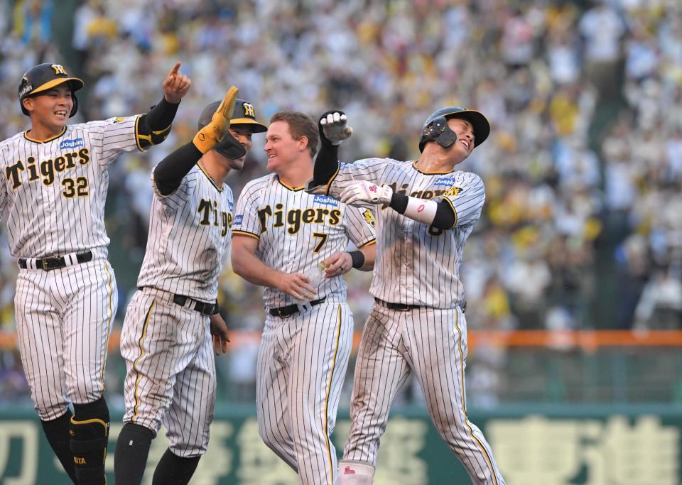 　９回、サヨナラ打を放ち、ナインに祝福される木浪（右）＝甲子園（撮影・北村雅宏）