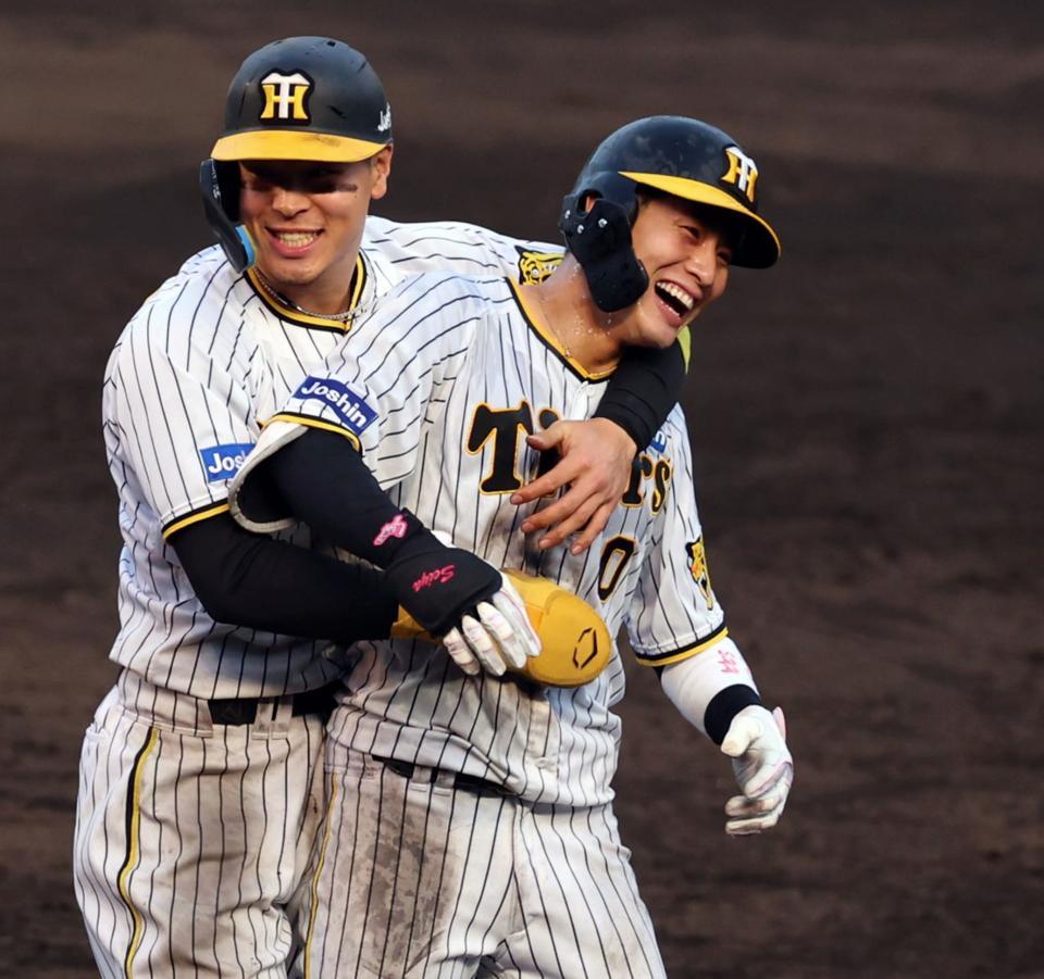 　９回、木浪はサヨナラ打を放ち佐藤輝に祝福される（撮影・山口登） 