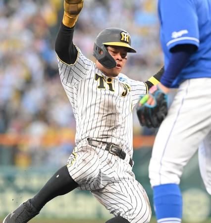 　９回、原口の打球を大島が後逸し、その間に三塁を陥れる佐藤輝（撮影・高部洋祐）