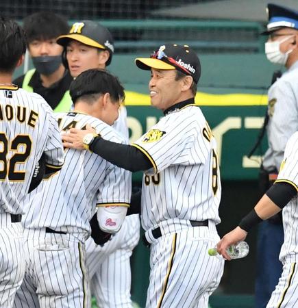 　サヨナラ打の木浪をたたえる岡田監督（右）＝撮影・中田匡峻