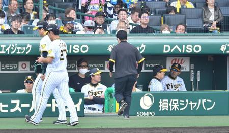 　６回、村松の打球が直撃した伊藤将（２７）を見つめる岡田監督（右端）＝撮影・中田匡峻