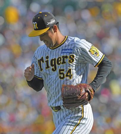 　７回、マウンドへダッシュで向かう加治屋（撮影・北村雅宏）