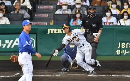 　７回、柳（左）から中前適時打を放つ坂本（撮影・中田匡峻）