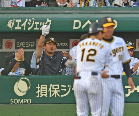 　７回、坂本（１２）が中前適時打を放ち、喜ぶ伊藤将（撮影・中田匡峻）