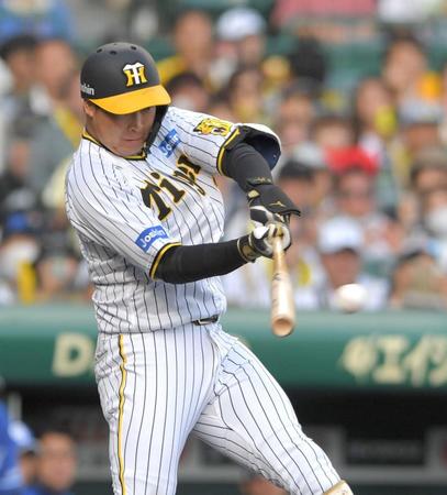 　８回、同点となる適時打を放つ大山（撮影・北村雅宏）