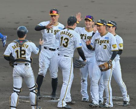 　逆転勝利に喜ぶナイン（撮影・立川洋一郎）