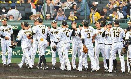 　中日に勝利し、ナインを迎える岡田監督（撮影・中田匡峻）