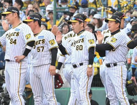 　中日に連勝し、ナインとタッチを交わす岡田監督（撮影・高部洋祐）