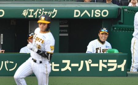 　７回、坂本（左）が中前適時打を放ち、笑顔の岡田監督（撮影・中田匡峻）