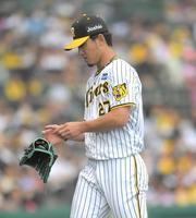 　６回、村松の打球を右手首付近に当て、治療のためベンチに戻る伊藤将（撮影・北村雅宏）